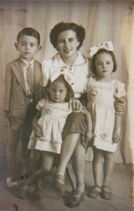 Dona-Lúcia-com-os-três-filhos-191x300